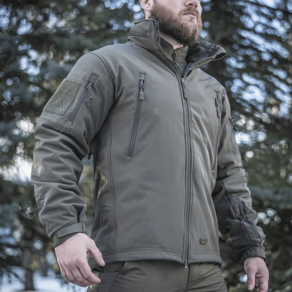 M-Tac Soft Shell Jakke med Liner miehille ulkoilmassa, esittelee takin irrotettavan fleecenvuoren ja vetoketjutaskut.