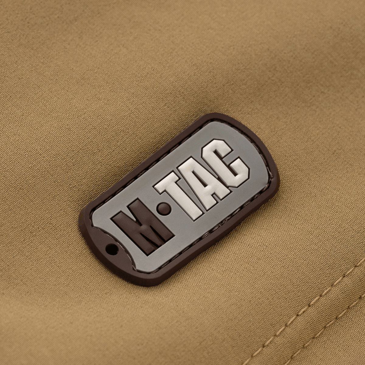 M-Tac Soft Shell Jakke med Liner -logo vaaleanruskealla kankaalla.
