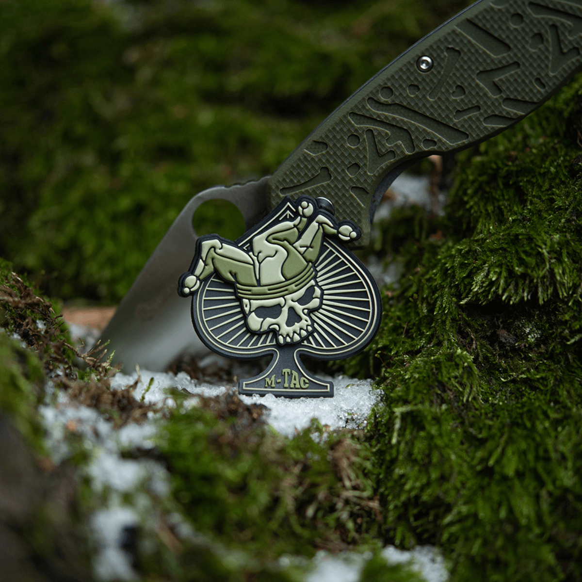 M-Tac Ace of Spades 3D PVC Patch Velcrolla sammaleella luonnossa. Taktinen moraalimerkki sotilaalliseen käyttöön, airsoftiin ja ulkoilmaan.