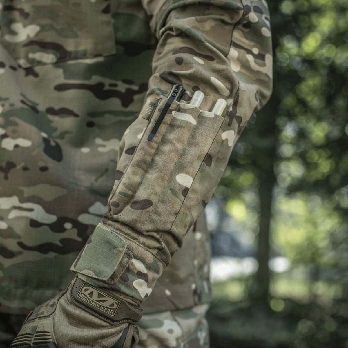 Yksityiskohtia M-Tac-takista Sturm Gen.II NYCO Extreme kynätaskuineen Multicam-kuviossa taktiseen käyttöön.