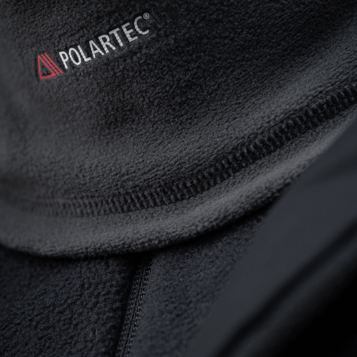 M-Tac Polartec Lang Tubehalstørklæde lähikuvassa Polartec Micro Series fleece-kankaasta, sopii kylmään säähän ja monipuoliseen käyttöön.