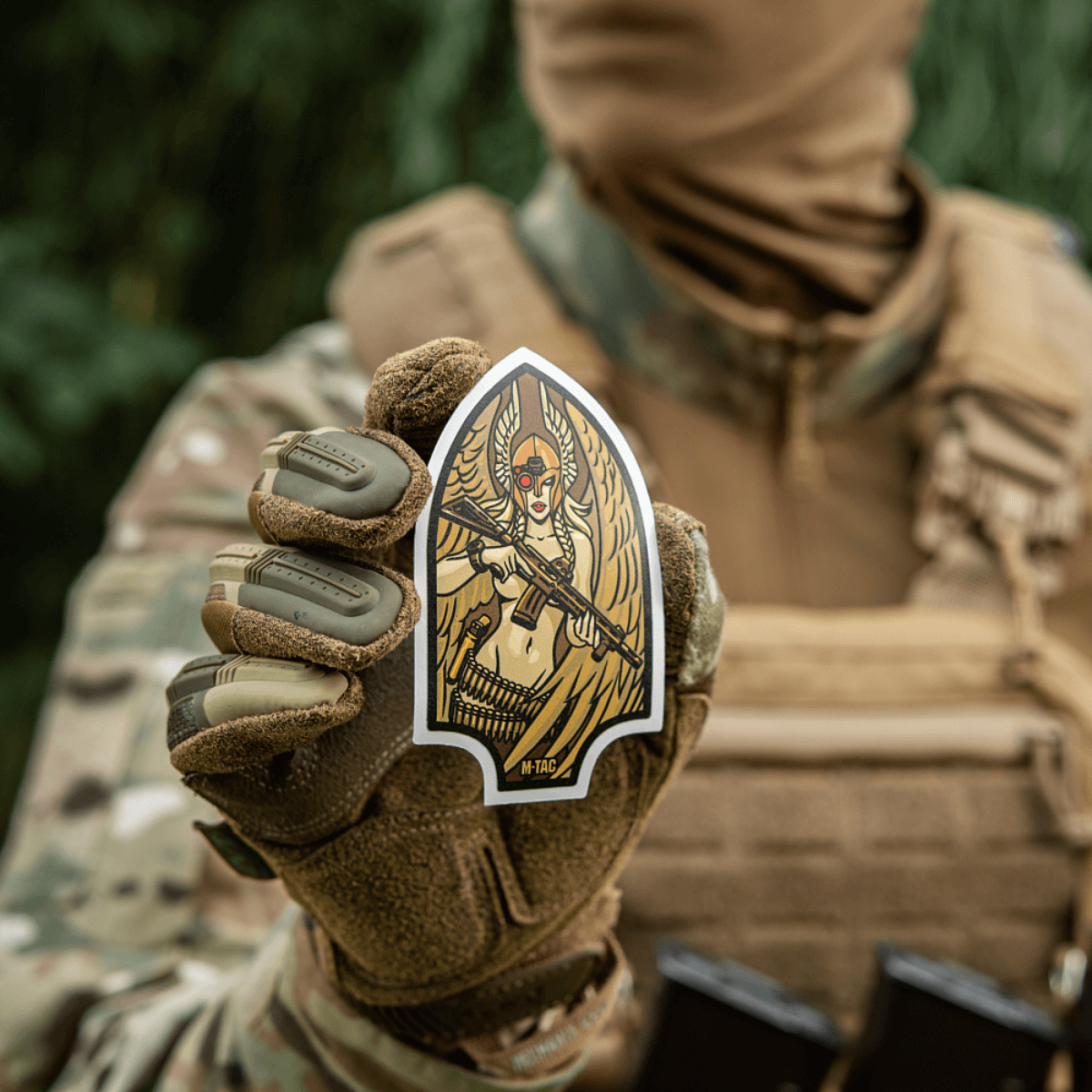M-Tac Sticker Valkyrie esittää sotajumalattaren M4-kiväärin ja kypärän kanssa, Arrowhead-patchin innoittama; sopii koristeluun.