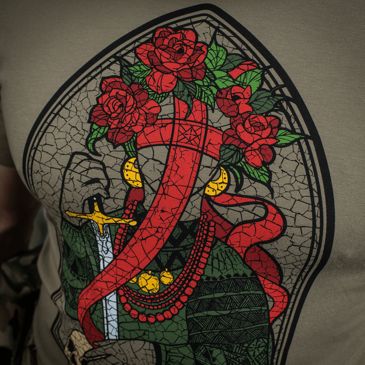 M-Tac T-Shirt Motanka Motanka-nukkeaiheella, perinteinen ukrainalainen asu, sininen risti ja miekka beigen taustalla.