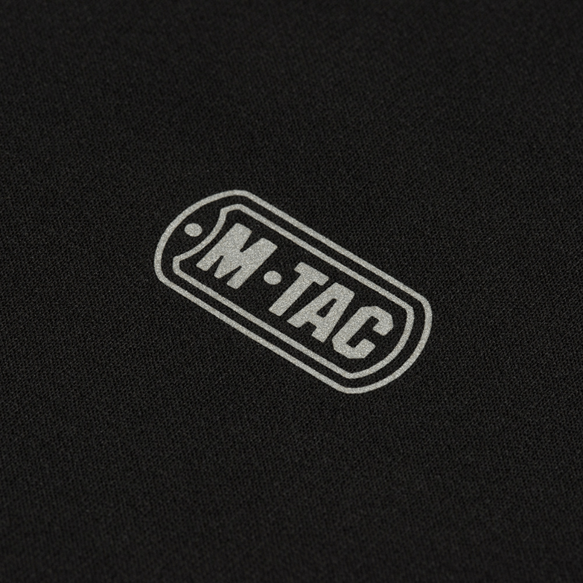M-Tac Vinter Baselayer Thermo -logo mustassa fleecessä.