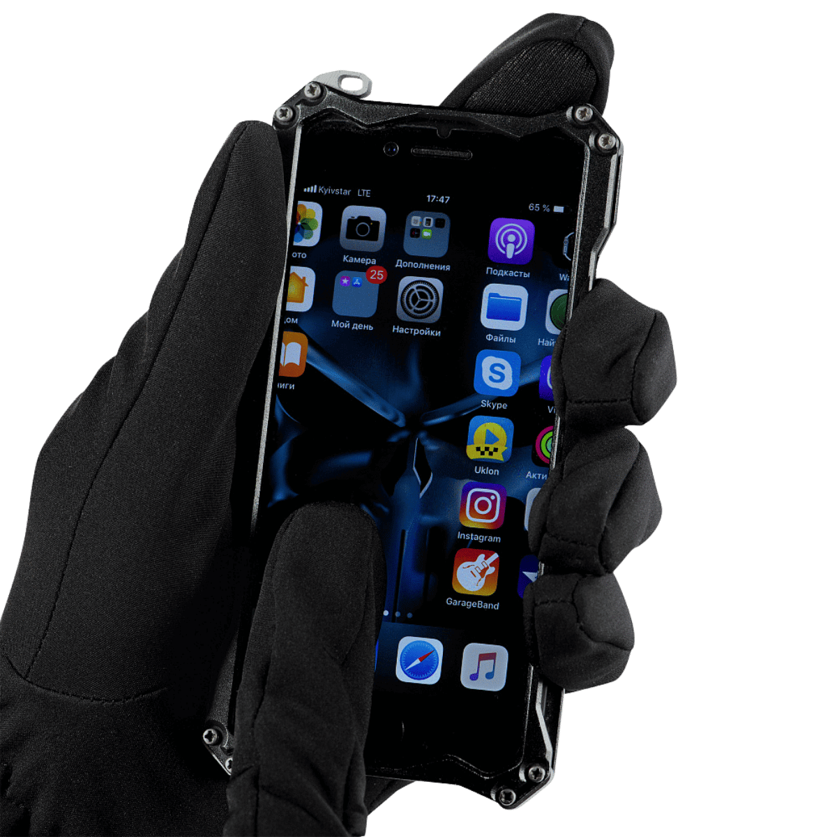 Henkilö käyttää M-Tac Vinterhandsker Soft Shell -hanskoja älypuhelimen kanssa kylmässä säässä.