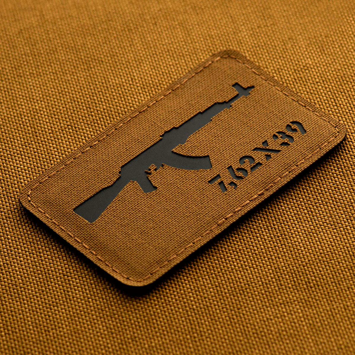 M-Tac AKM 7,62x39 Laser Cut Patch, Velcro-kiinnitys, kestävä Cordura 500D -materiaali, soveltuu sotilaalliselle ja ulkoilmakäytölle.