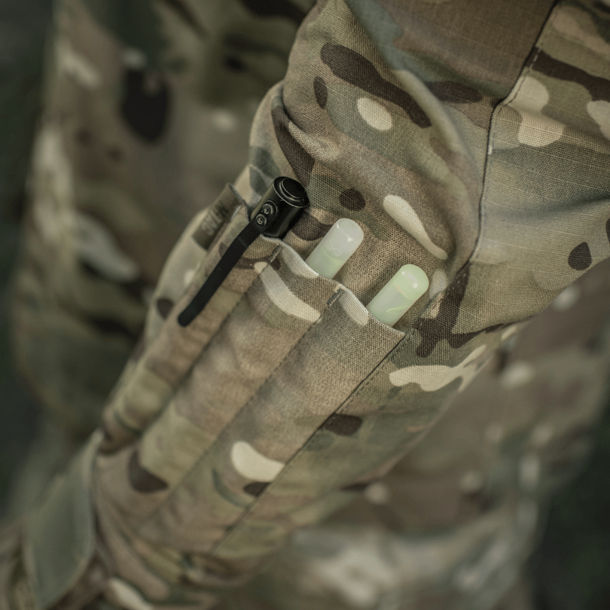 Taktinen tasku M-Tac-takissa Sturm Gen.II NYCO Extreme maastokuvioinnilla ja varustetaskuilla, sopii ulkoilutoimiin.
