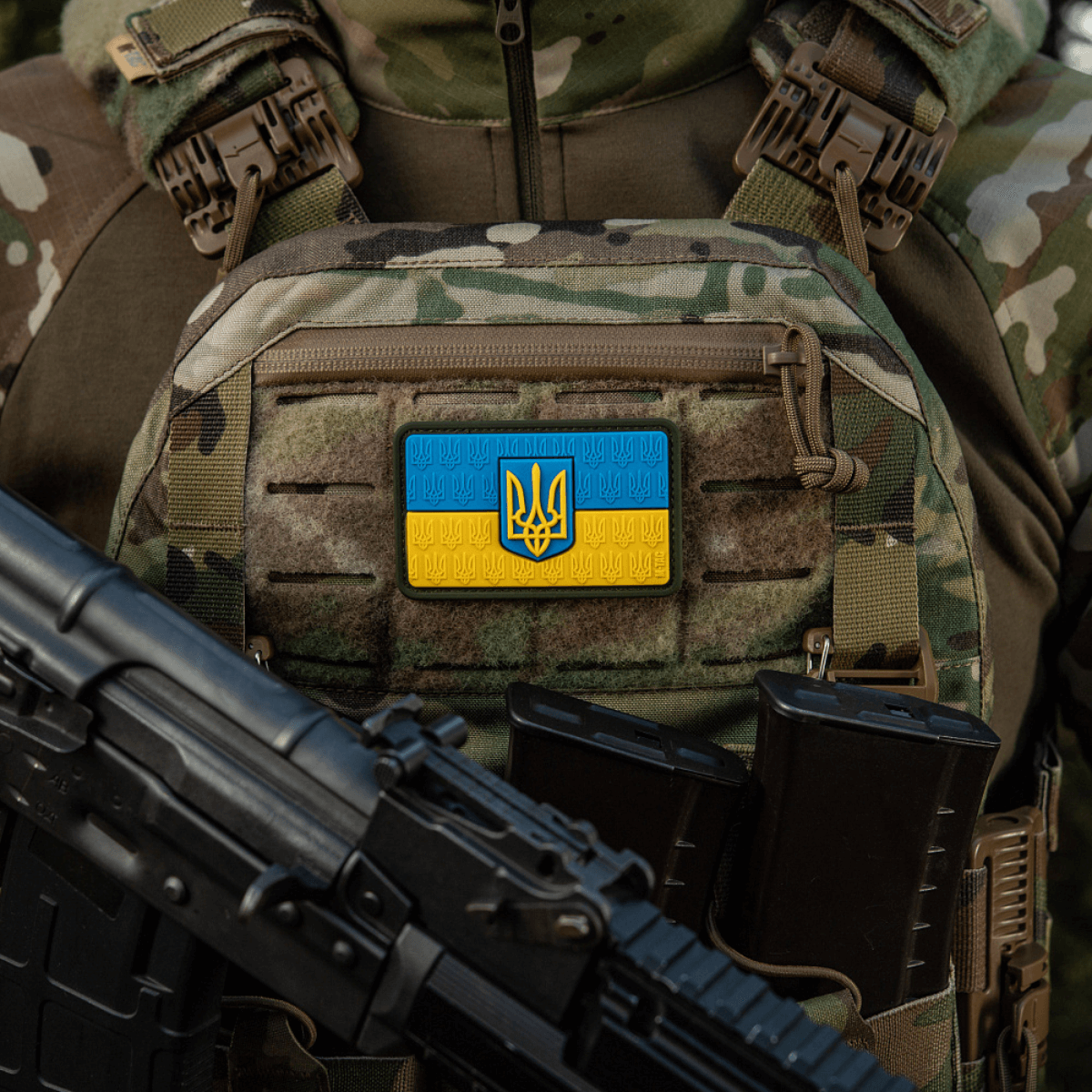 M-Tac Patch Ukraine Flag vaakuna asennettuna sotilasvarusteeseen, PVC 3D-reliefillä, sopii vaatteisiin ja reppuun.