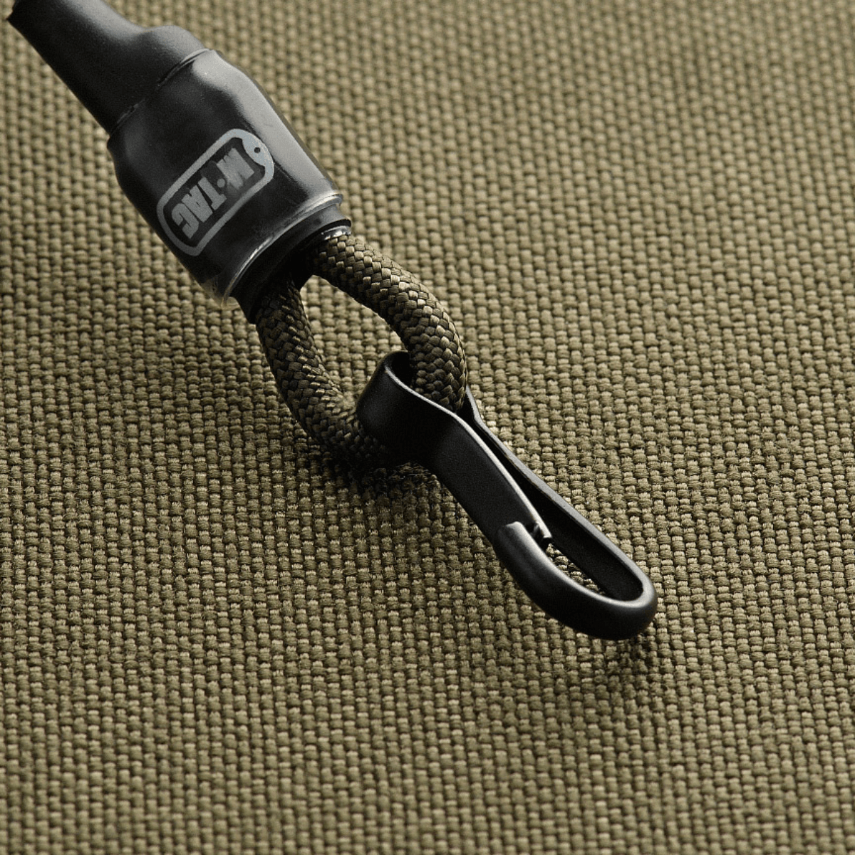 M-Tac Safety Cord Medium for Carbine D-ringillä ja MOLLE-kiinnityksellä suojaksi katoamista tai varkautta vastaan.