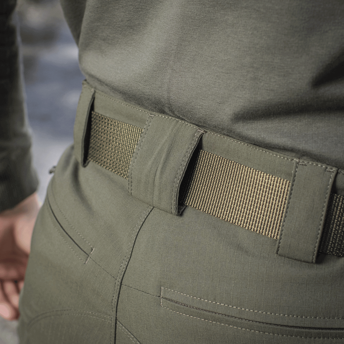 M-Tac Aggressor Summer Flex -housut Rip-stop-nylonista, sopivat lämpimään säähän ja taktiseen käyttöön, näyttää vyölenkin yksityiskohdan.
