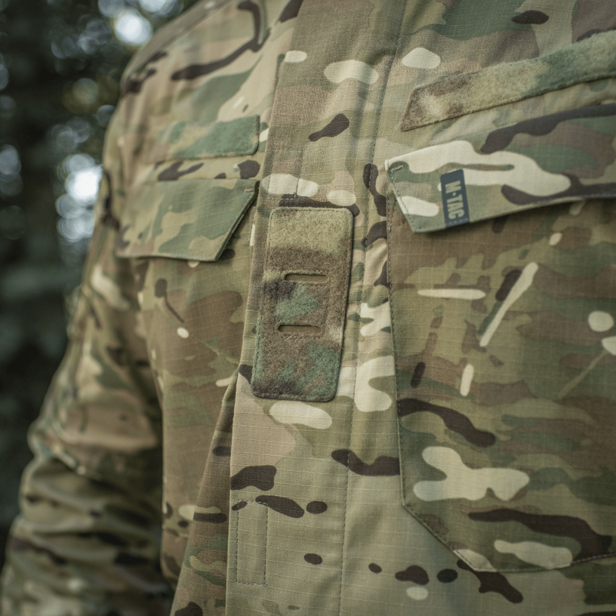 M-Tac-takki Sturm Gen.II NYCO Extreme multicam-maastokuvioinnilla taktiseen käyttöön ja ulkoiluun, lähikuvassa.