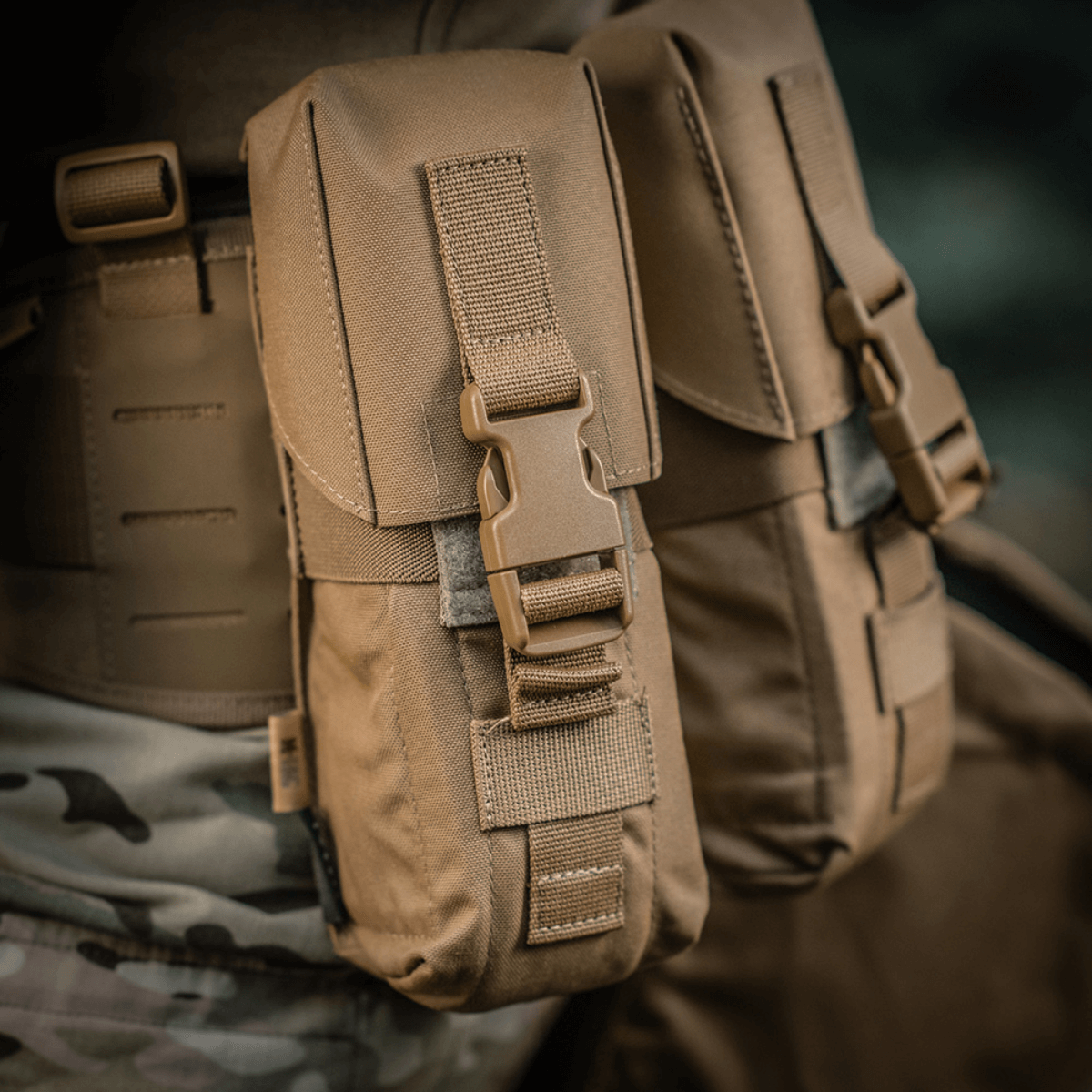 M-Tac kaksilipaslaukku Fastex-lukolla kestävästä Cordura 500D:stä AR- ja AK-lipaille, sopii turvalliseen ja ulkokäyttöön.