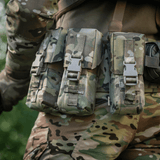 M-Tac kaksoislippastasku Fastex-sulkimella käytössä ulkoisissa sotilastoimissa, valmistettu kulutusta kestävästä Cordura 500D:stä