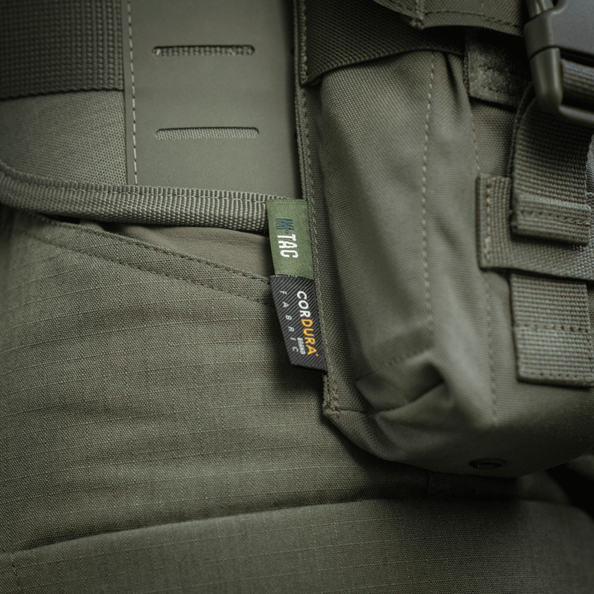 M-Tac kaksiosainen lippastasku Fastex-lukolla, kestävästä Cordura 500D:stä, sopii sotilas- ja ulkoilukäyttöön