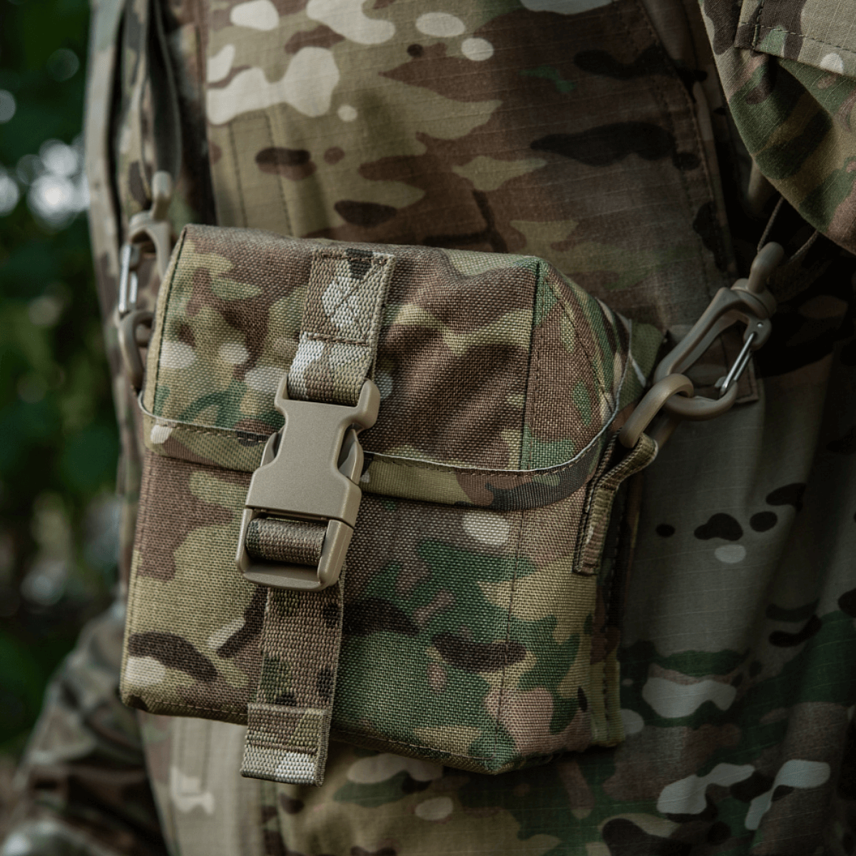 M-Tac-laukku PVS-14 maastokuvioituna pimeänäkölaitteiden ja varusteiden turvalliseen säilytykseen, Fastex-soljella ja joustavilla remmeillä.