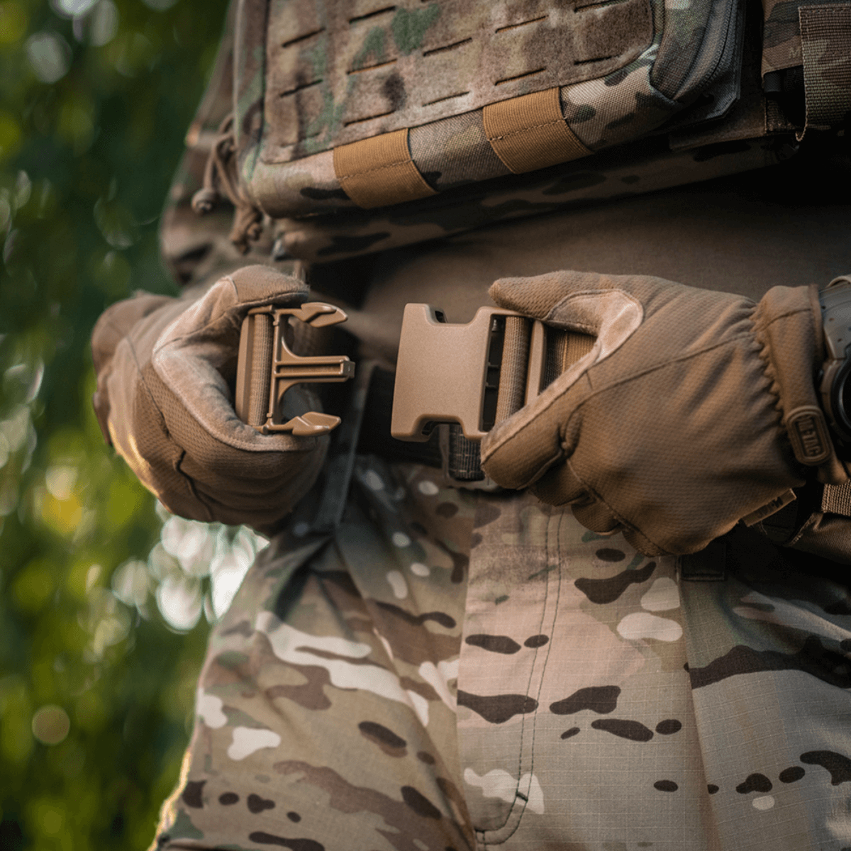 M-Tac War Belt ARMOR käytössä, näyttää MIL-SPEC MOLLE-webbingin ja Cordura 500D -kankaan taisteluvarustusta varten.
