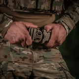 Sotilas säätää M-Tac War Belt ARMORia, Cordura ja MOLLE-webbing tekevät siitä sopivan taktiseen käyttöön.