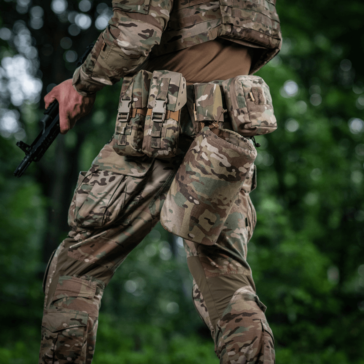 Taktinen operaattori M-Tac War Belt ARMORilla, varustettuna MOLLE-järjestelmällä ja Cordura 500D:llä varusteiden mukautukseen.