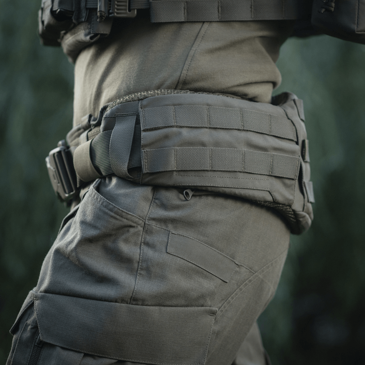 M-Tac War Belt ARMOR käytössä, näyttää kestävän Cordura 500D:n ja MOLLE-webbingin varusteiden kiinnitystä, soveltuu nykyaikaisiin taistelutehtäviin.