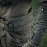 Lähikuva M-Tac War Belt ARMORista kestävässä rakenteessa ja MOLLE-webbingillä, ihanteellinen taktiseen käyttöön.
