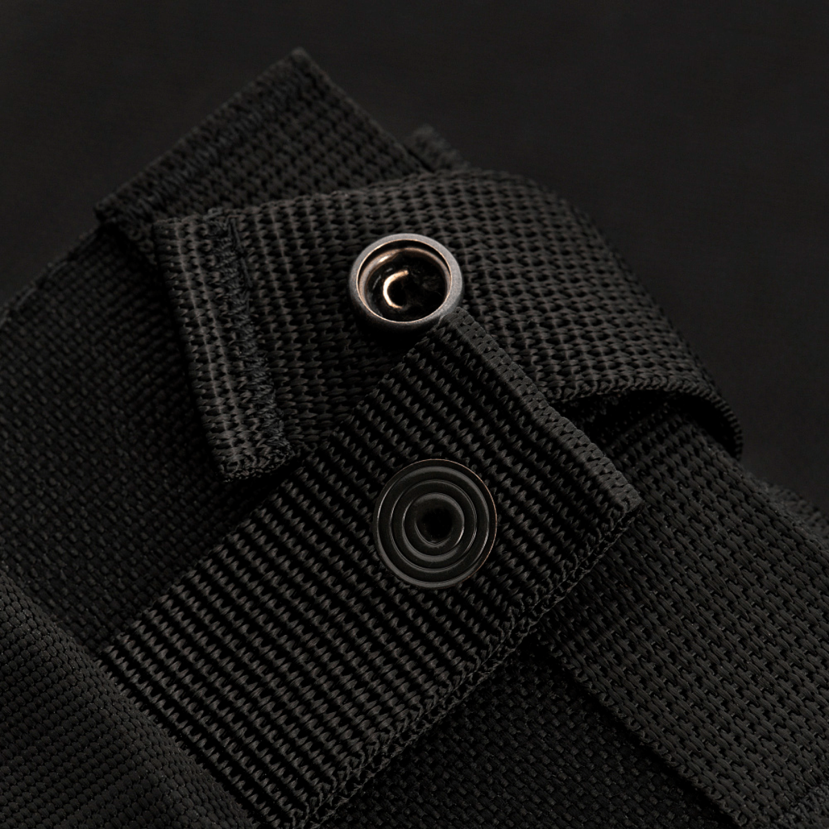 M-Tac Mag Drop Pouch Elite MOLLE-kiinnikkeillä ja pikavapautusjärjestelmällä, mustassa kankaassa.
