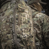 M-Tac Rygsæk Large Gen.III Elite käytössä, camouflaged taktinen reppu ergonomisella muotoilulla, valmistettu kestävästä Cordura-materiaalista.