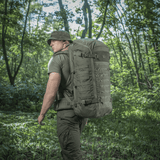M-Tac Rygsæk Gen.II Elite Large, mies metsämaastossa; ergonominen muotoilu ja kestävä Cordura, sopii ulkoiluun ja aseiden kuljetukseen.