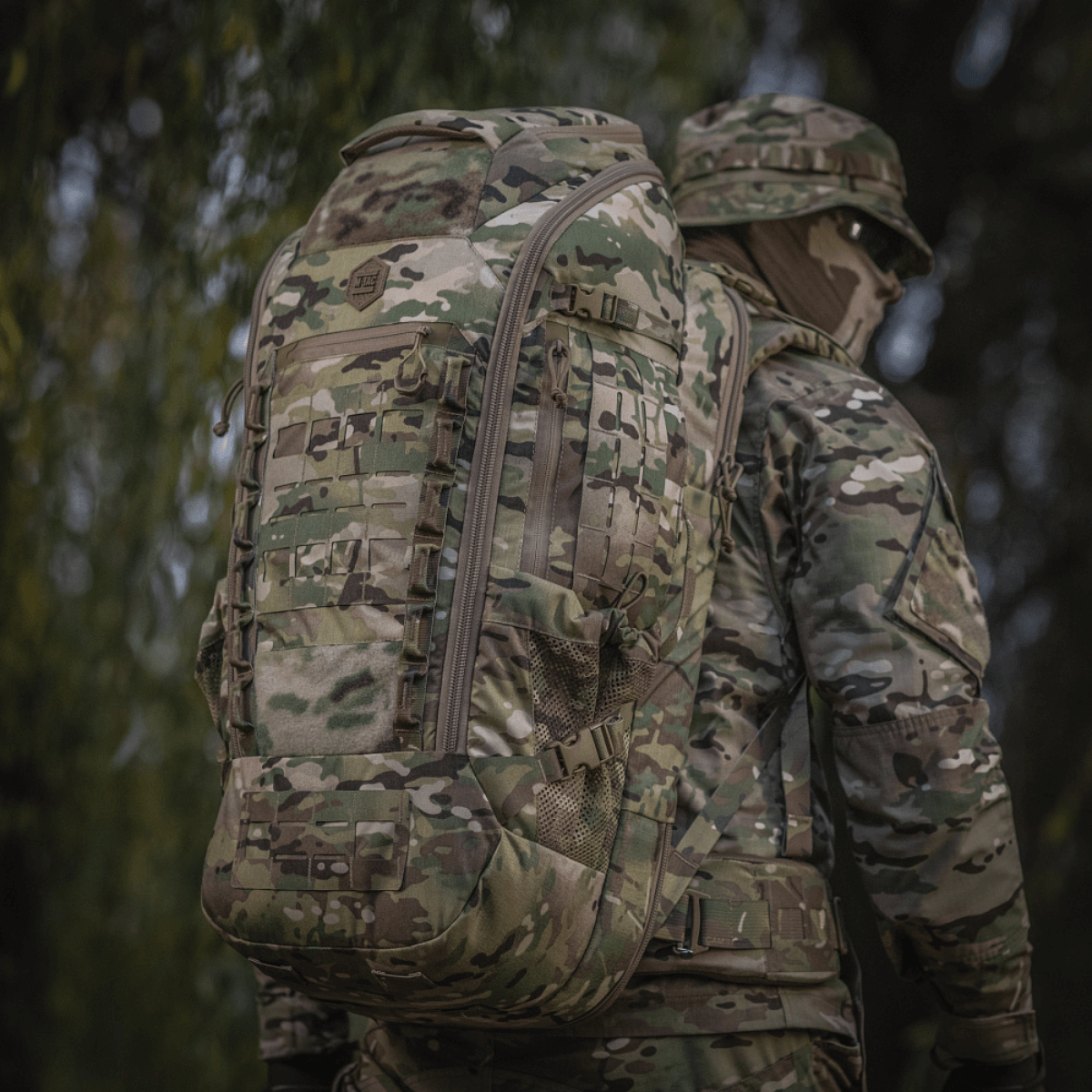 M-Tac Large Gen.IV Elite Cordura-reppu taktiseen käyttöön ja aseiden kuljetukseen luonnossa.