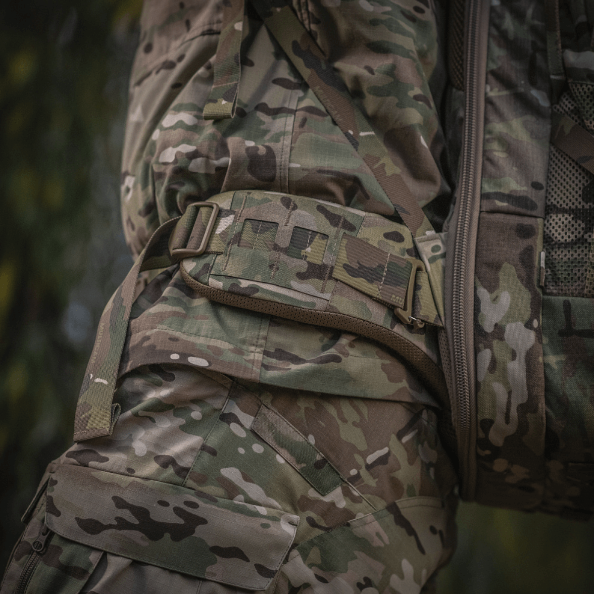 Lähikuva M-Tac Large Gen.IV Elite maastokuvioisena, korostaa kestäviä materiaaleja ja ergonomista muotoilua.