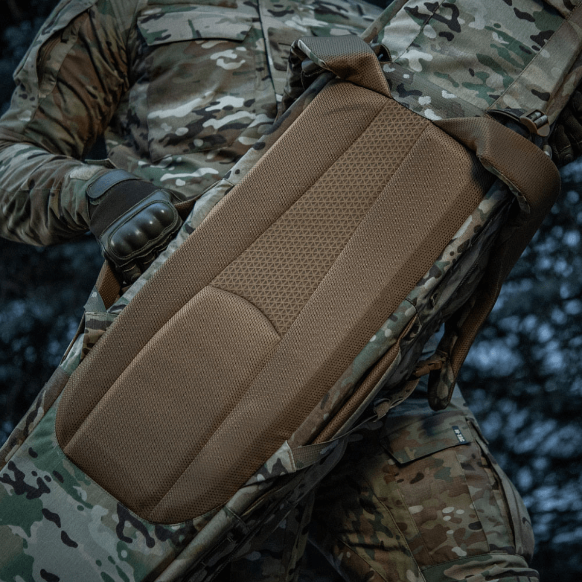 M-Tac Gun Backpack Case 125 cm Gen.II Elite käytössä camovarusteiden kanssa, ergonomisesti pehmustettu selkäpaneeli, sopiva asekuljetukseen
