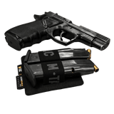 M-Tac Double Mag Pouch Hook Backed Magazine kahdella lippaalla pistoolin vieressä mustalla taustalla