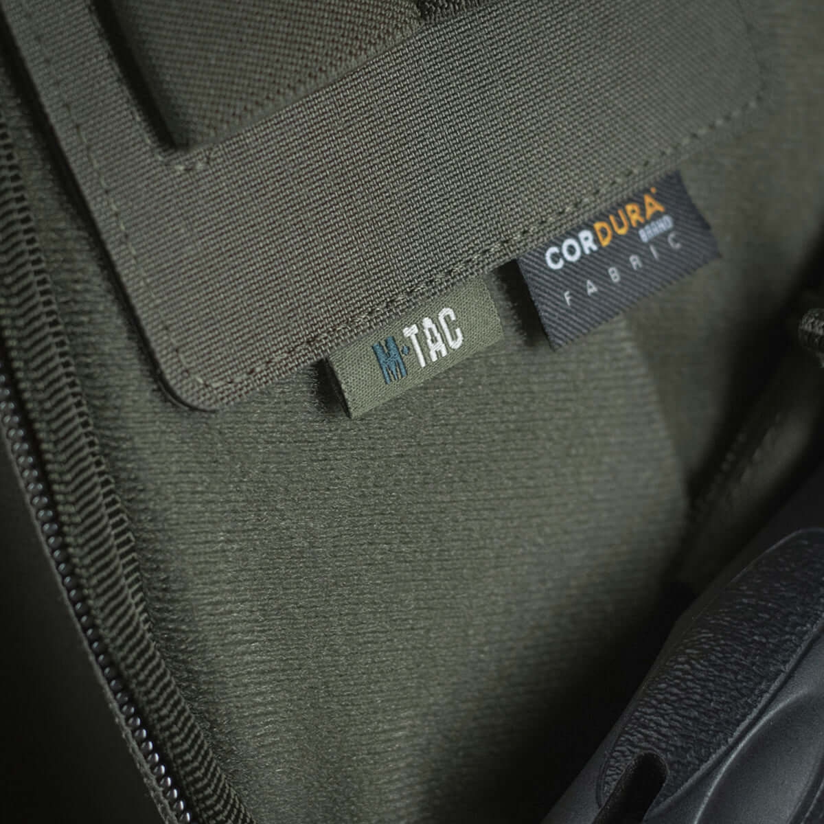 Lähikuva M-Tac Double Mag Pouch Hook Backed Magazinesta Velcro-kiinnityksellä ja Cordura-merkillä vihreässä kankaassa