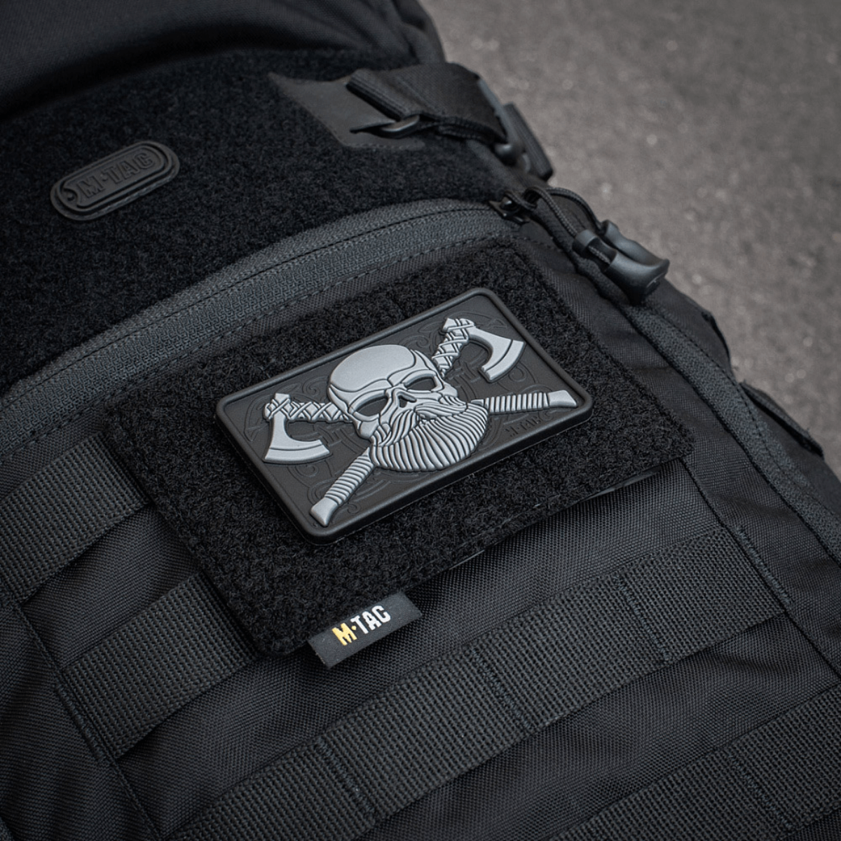 M-Tac Taktisk Morale Patch Display Board Hook and Loop Molle 120x85 asennettuna mustaan laukkuun, muovipohja vakautta varten.