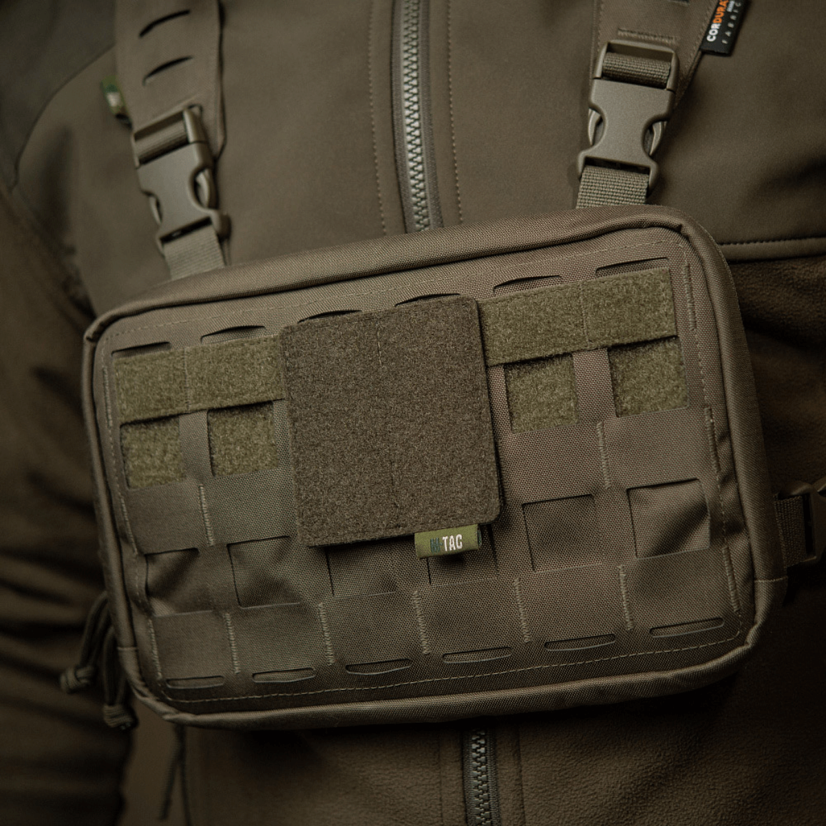 M-Tac paneeli patcheille MOLLE 80x85, hook & loop overflade patcheille henkilön rinnassa
