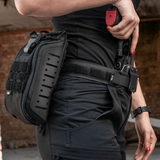 Henkilö käyttää M-Tac Cobra Buckle taktista vyötä Laser Cut varusteineen, valmis taktiseen käyttöön sotilaalle ja poliisille.