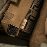 M-Tac Tourniquet Pouch Elastisk VELCRO Gen.II kiinnitetty plate carrierin läpän alle VELCRO:lla, nopea pääsy