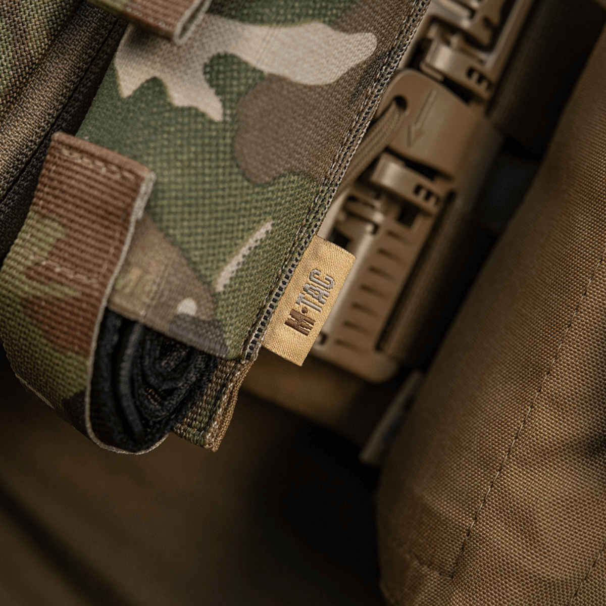 Lähikuva M-Tac Tourniquet Pouch Elastisk VELCRO Gen.II maastokuviossa, Cordura 500D, kiinnitys Texcel-hihnoilla