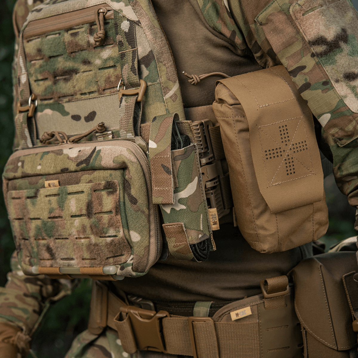 M-Tac Tourniquet Pouch Elastisk VELCRO Gen.II kiinnitetty taktiseen liiviin metsämaastokuviossa, Cordura 500D, nopea pääsy