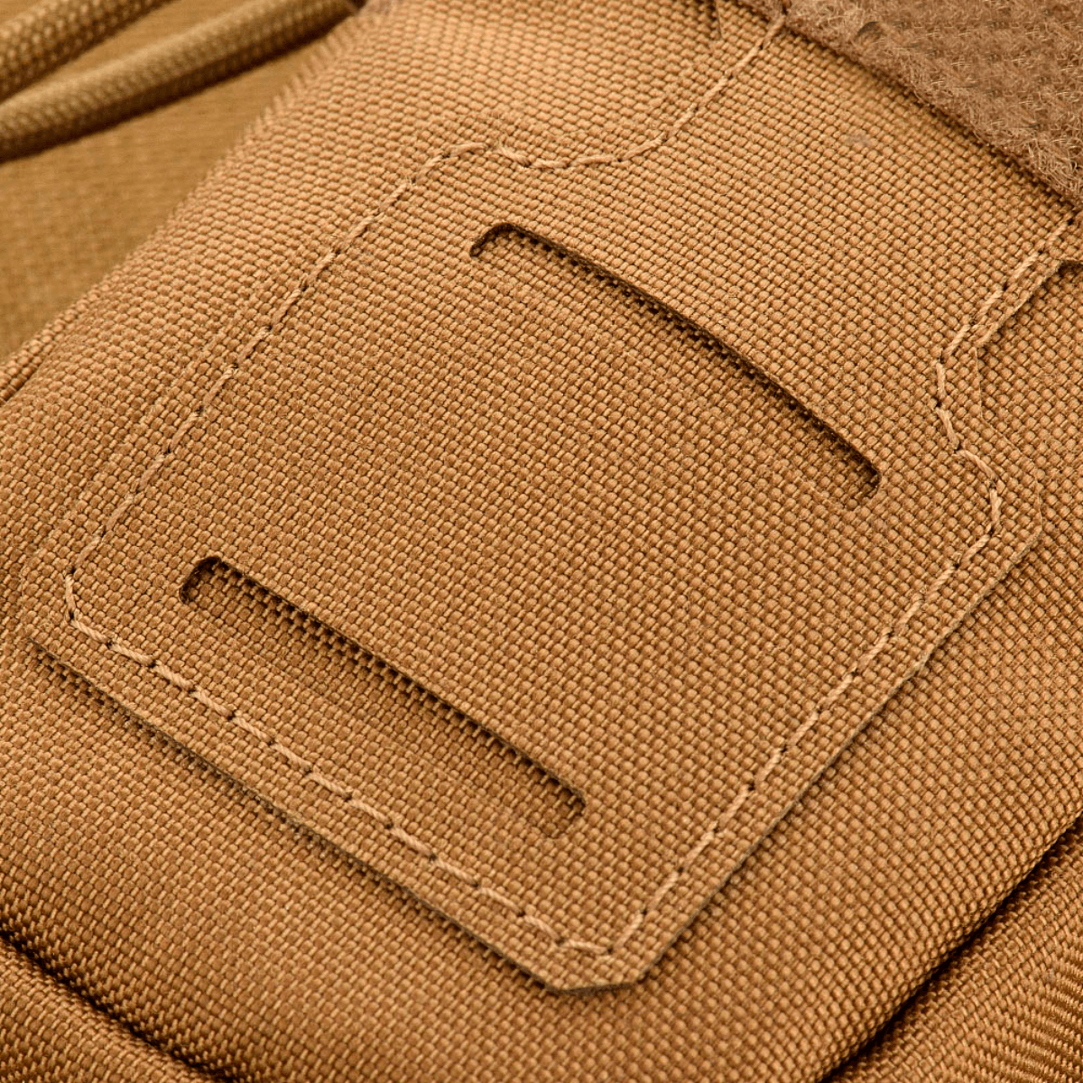 Lähikuva M-Tac PC Utility Pouch Elite, MOLLE-liitäntä ja Velcro-paneeli 500D Cordurassa. Taktinen säilytystarvike