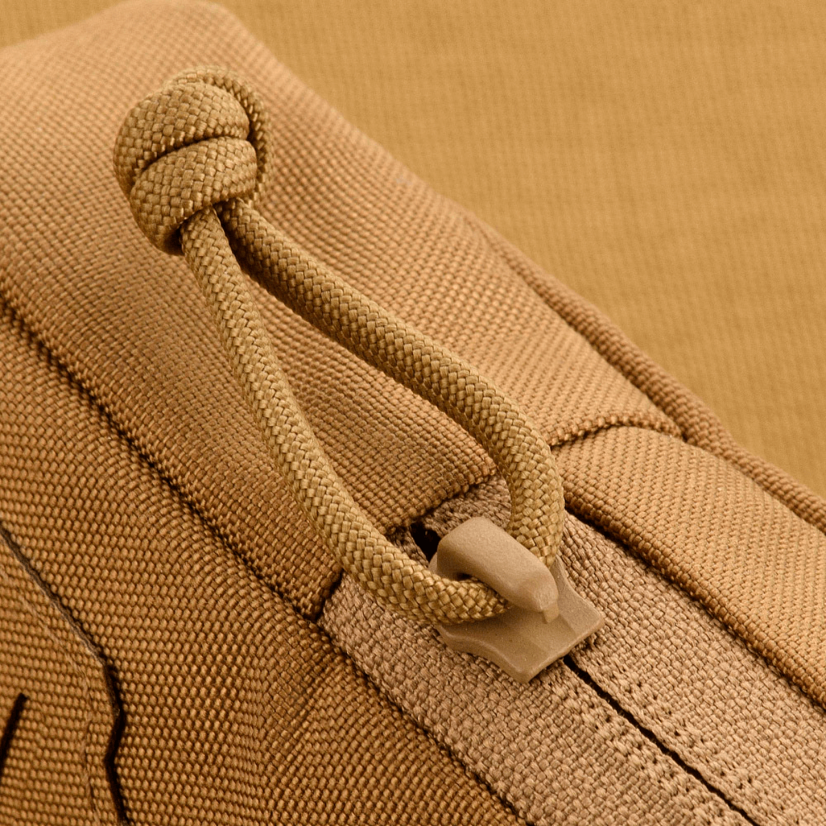 Lähikuva M-Tac PC Utility Pouch Elite 500D Cordura, vetoketjidetalji ja vankka MOLLE-liitäntä