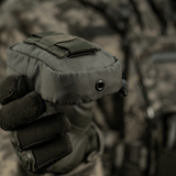 M-Tac PC Utility Pouch Elite taktisia varusteita käyttävän henkilön kädessä, sopii pienten tavaroiden säilytykseen
