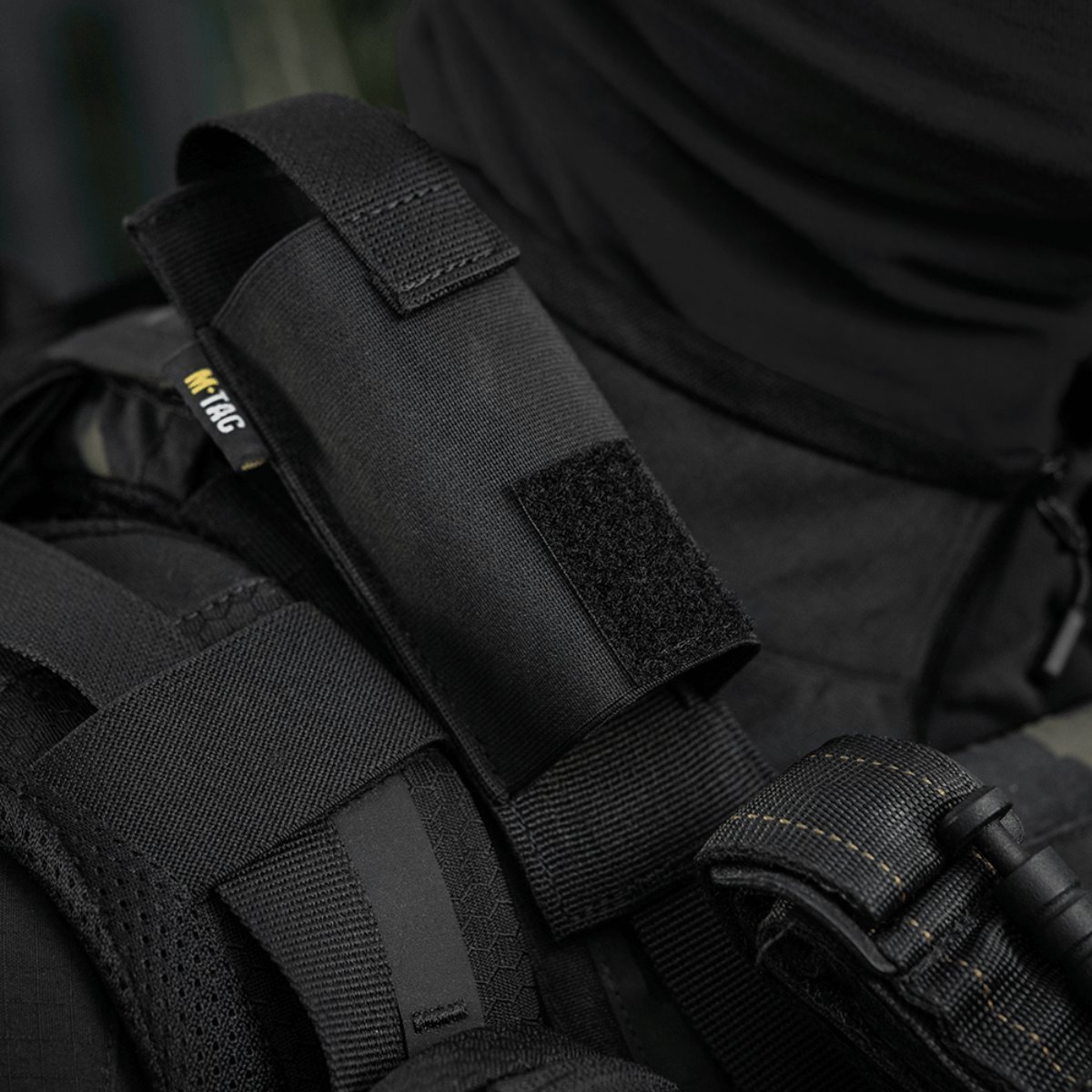 M-Tac Tourniquet Pouch Elastisk med MOLLE Gen.II mustasta Cordurasta kiinnitettynä taktiseen varustukseen.