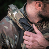 M-Tac Tourniquet Pouch Elastisk med MOLLE Gen.II kiinnitetty taktiikkaliivin olkapäälle, näyttää nopean pääsyn ja kestävyyden.