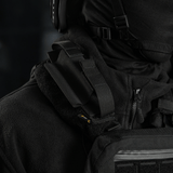 M-Tac Elastisk Tourniquet Pouch Molle Gen.III kiinnitettynä mustaan takkiin.