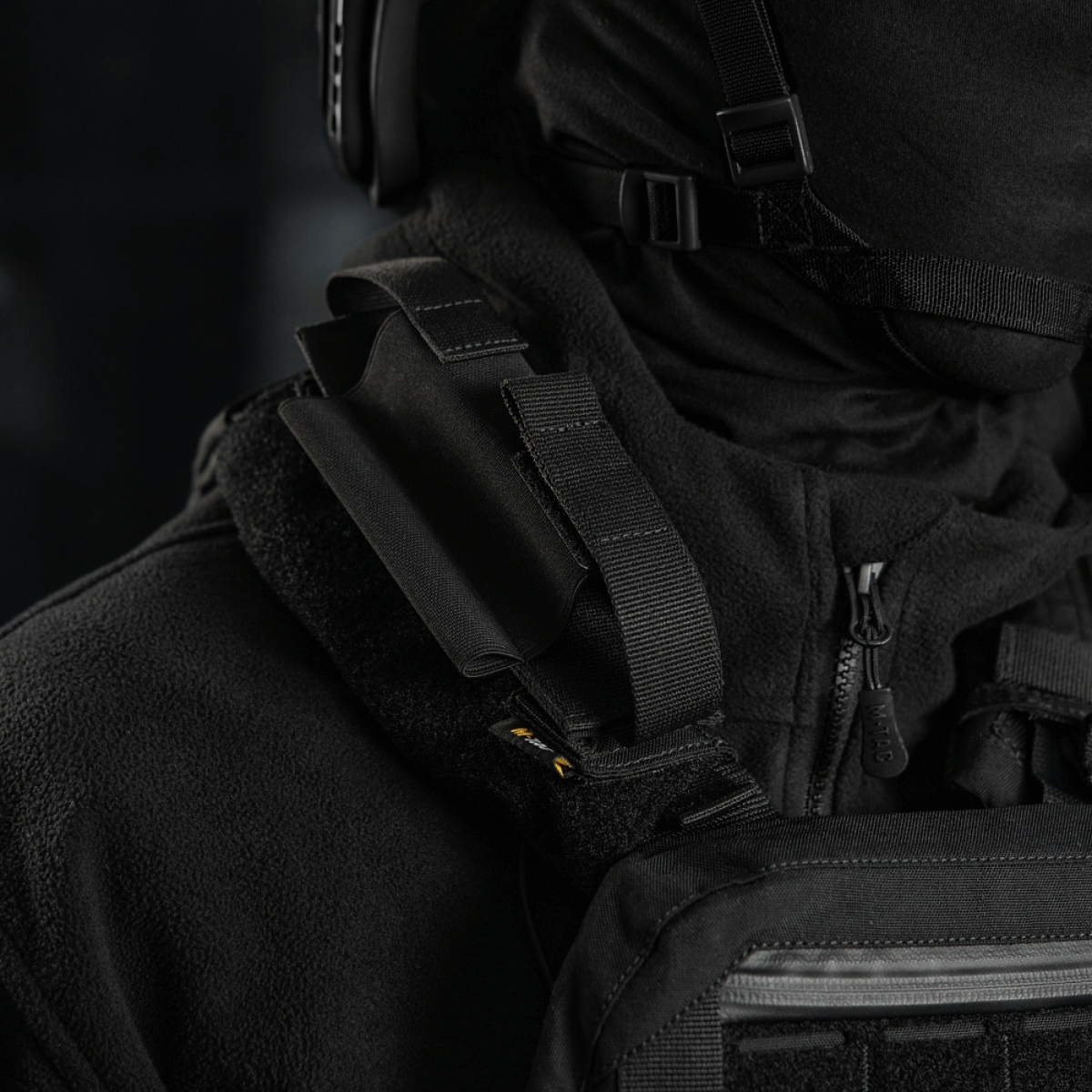 M-Tac Elastisk Tourniquet Pouch Molle Gen.III kiinnitettynä mustaan takkiin.