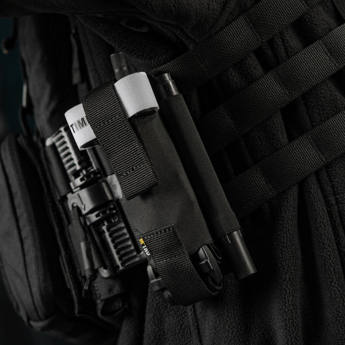 M-Tac Elastisk Tourniquet Pouch Molle Gen.III kiinnitetty liiviin leveällä kuminauhalla ja nopealla pääsyllä, materiaali Cordura Squadron.