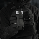 Taktinen käyttäjä pitää M-Tac Elastisk Tourniquet Pouch Molle Gen.III Cordura Squadronista leveällä kuminauhalla ja nopealla pääsyllä.