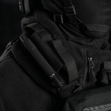 M-Tac Elastisk Tourniquet Pouch Molle Gen.III nopeaa pääsyä ja turvallista tourniquetin säilytystä varten, kiinnitettynä taktiseen varusteeseen.