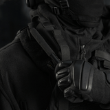 Taktinen operaatioasu M-Tac Elastisk Tourniquet Pouch Molle Gen.III käytössä.
