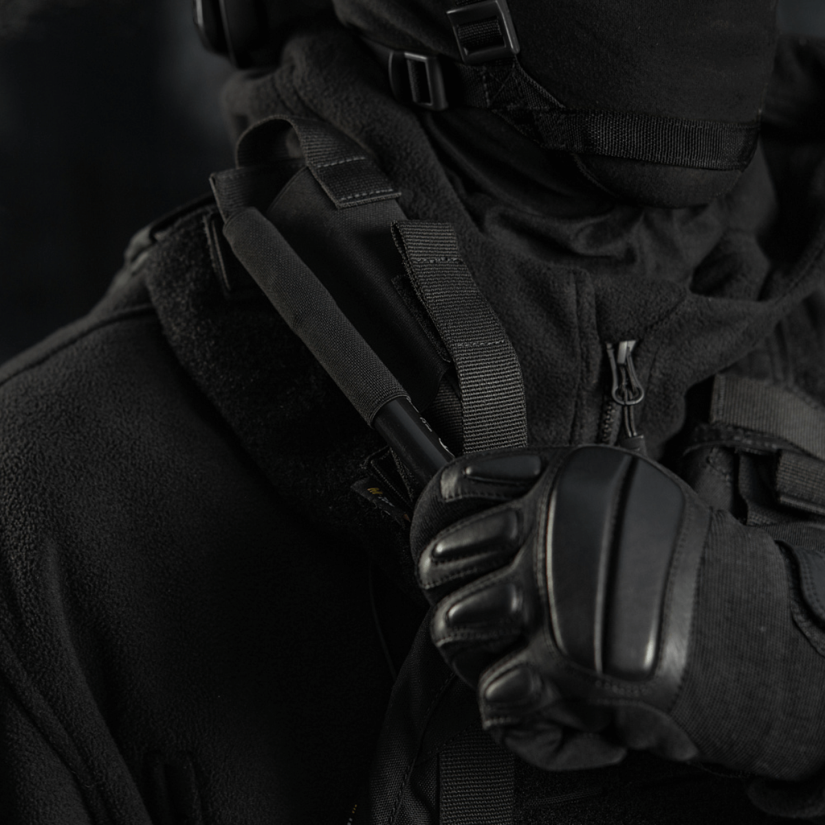 Taktinen operaatioasu M-Tac Elastisk Tourniquet Pouch Molle Gen.III käytössä.